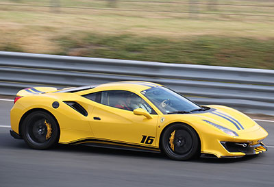 500 Ferrari contre le cancer