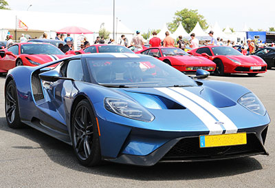 500 Ferrari contre le cancer